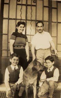 Gerta und Arnold Herbst mit ihren Söhnen Raphael und Manfred, Familienbesitz