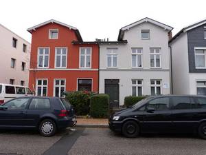 Bismarckstraße 10 (weißes Haus) und 10a, H.K-W 2013