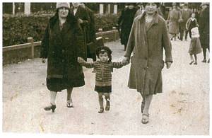 Rahel Morgenstern (rechts) mit ihrer Freundin Martha Doum und deren Sohn Adolf Lübeck 1928 (Nachlass Abraham Domb-Dotan, Israel)