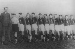 Jugendfußballmannschaft des LSV Lübeck um 1928 (Berthold Katz: erster von rechts, sein Vetter Josef Katz: dritter von rechts) [6]
