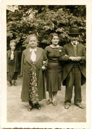 Ida und Siegmund Cohn mit ihrer Tochter Gerta. Das Foto wurde möglicherweise nach ihrem bestandenen Abitur aufgenommen oder bei einem anderen besonderen Anlass. Familienbesitz