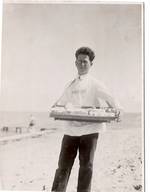 Leo Opler im Sommer 1929 als Verkäufer am Strand von Niendorf an der Ostsee.