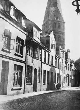 Schildstraße mit Blick auf die Aegidienkirche. Das dritte Haus von links ist Nr. 5. (Foto: Museum für Kunst und Kulturgeschichte der Hansestadt Lübeck)