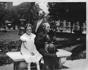 1937, Dina und Edmund Wiener mit ihrer Enkelin Rita in Buenos Aires, Familienbesitz