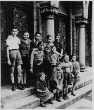 Gruppe von Schülern und Schülerinnen der jüdischen Religionsschule vor der Lübecker Synagoge im Sommer 1938; Foto: Adolf Doum, heute Abraham Domb-Dotan