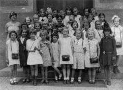 Emma Grünfeldt mit Schulklasse 1933/34; Privatarchiv Dr. Peter Guttkuhn
