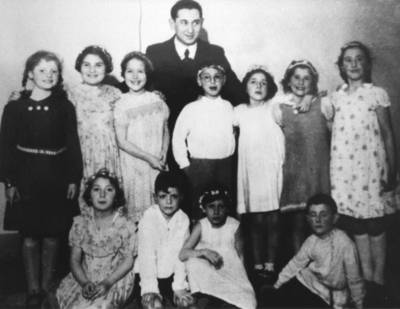 Schülerinnen und Schüler der Religionsschule der israelitischen Gemeinde in Lübeck mit dem Lehrer Siegfried Rottenberg Mirjam Häusler ganz rechts stehend (stehend von links: Margot Saalfeld, Berta Rotenberg, Inge Kraskom, Jürgen Jaschek, Hanna Winter, Rosi Daicz, Mirjam Häusler; sitzend: Margot Rotenberg, Walter Sichel, Hanna Sichel, Adolf Doum (später Abraham Domb-Dotan) Foto im Besitz von Abraham Domb-Dotan, erstmals veröffentlicht in Albrecht Schreiber: Zwischen Davidstern und Doppeladler, Illustrierte Chronik der Juden in Moisling und Lübeck, Lübeck 1992