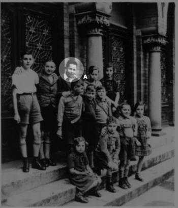 Gruppe von Schülerinnen und Schülern der jüdischen Religionsschule vor der Lübecker Synagoge, 1938