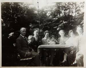 Frieda Dieber (dritte von rechts) mit Kindern, Schwiegerkindern und Enkeln, Familienbesitz