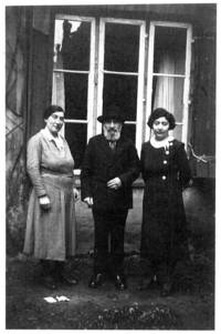 Auf der Rückseite des Fotos aus dem Nachlass von Rosa Korn, geborene Lexandrowitz, Israel steht: "Herr Morgenstern mit seinen beiden Töchtern Sara und Rahel".