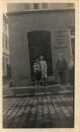 Benjamin und Sara Emmering mit ihren Töchtern Elena und Eva vor dem Geschäfts- und Wohnhaus St. Annen-Straße 12, Aufnahme etwa 1922/23. [1]