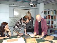 Yoram Hartogsohn mit Sohn Ido und Tochter Yael im Archiv der Hansestadt Lübeck, Foto H.K-W 2010