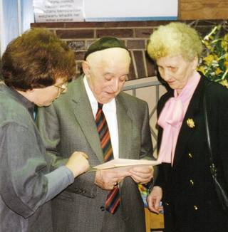 Berthold Katz an seinem 80. Geburtstag am 11.Dezember 1995 mit seiner Frau Anneliese und Heidemarie Kugler-Weiemann [10]