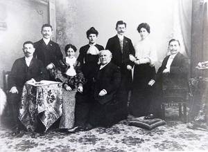 Israel Moses und Sophie Rubensohn mit ihren sechs erwachsenen Kindern Neben und hinter den Eltern von links: Franz, Bernhard, Frieda, Adolph, Helene und Albert ,Familienbesitz