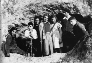 Die zionistische Jugendgruppe "Brith Hanoar" Lübeck 1935 auf Fahrt, vermutlich in den Segeberger Kreidefelsen; Foto von Lilly Oppenheimer, Israel, veröffentlicht von Gerhard Paul / Bettina Goldberg: Matrosenanzug - Davidstern, Bilder jüdischen Lebens aus der Provinz, Neumünster 2002, S. 199