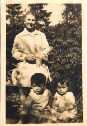 Frieda Dieber mit ihren Enkelkindern Erich und Helga, Familienbesitz